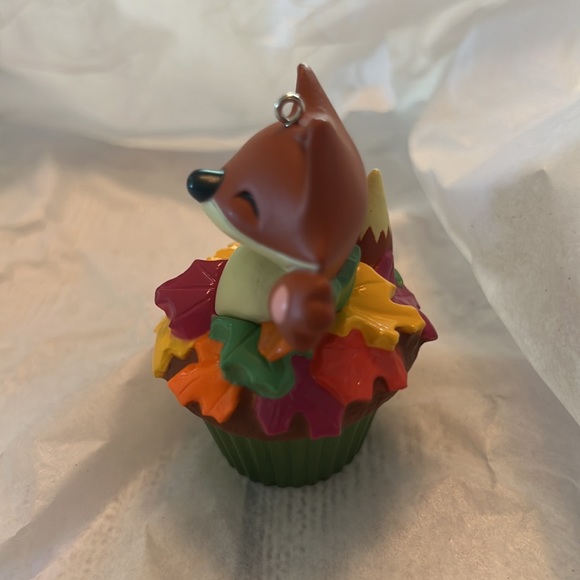 ⭐️HP NIB Hallmark Keepsake Cupcake orn. Sly and Sweet-2nd in a monthly series - Picture 8 of 16